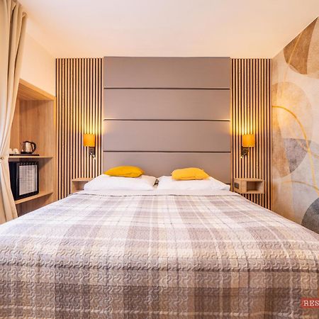Hotel Benica เบเนชอฟ ภายนอก รูปภาพ