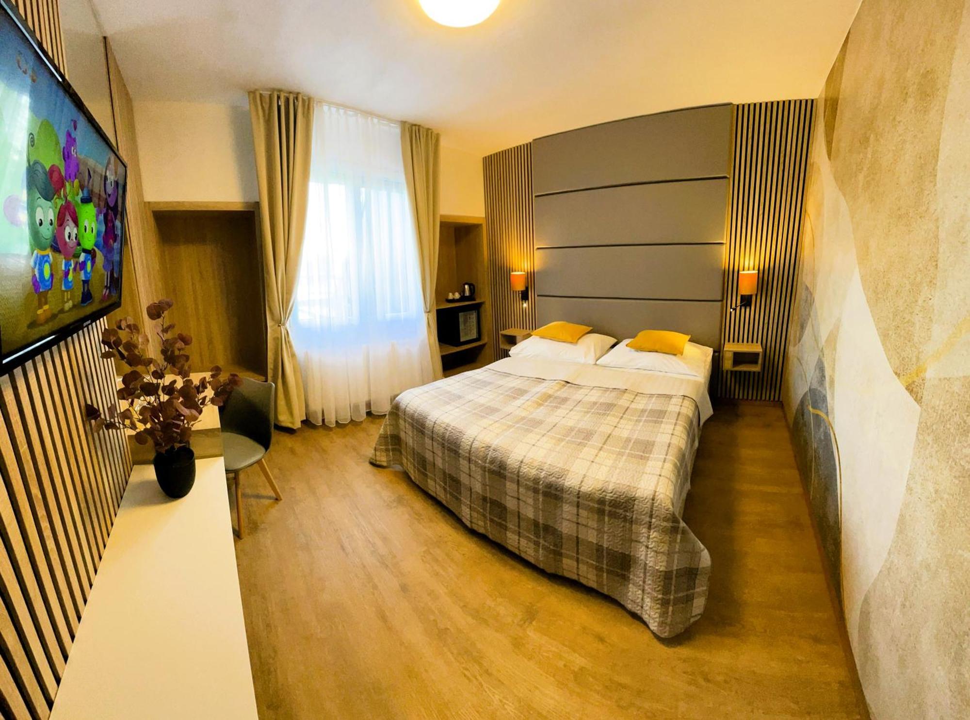 Hotel Benica เบเนชอฟ ภายนอก รูปภาพ
