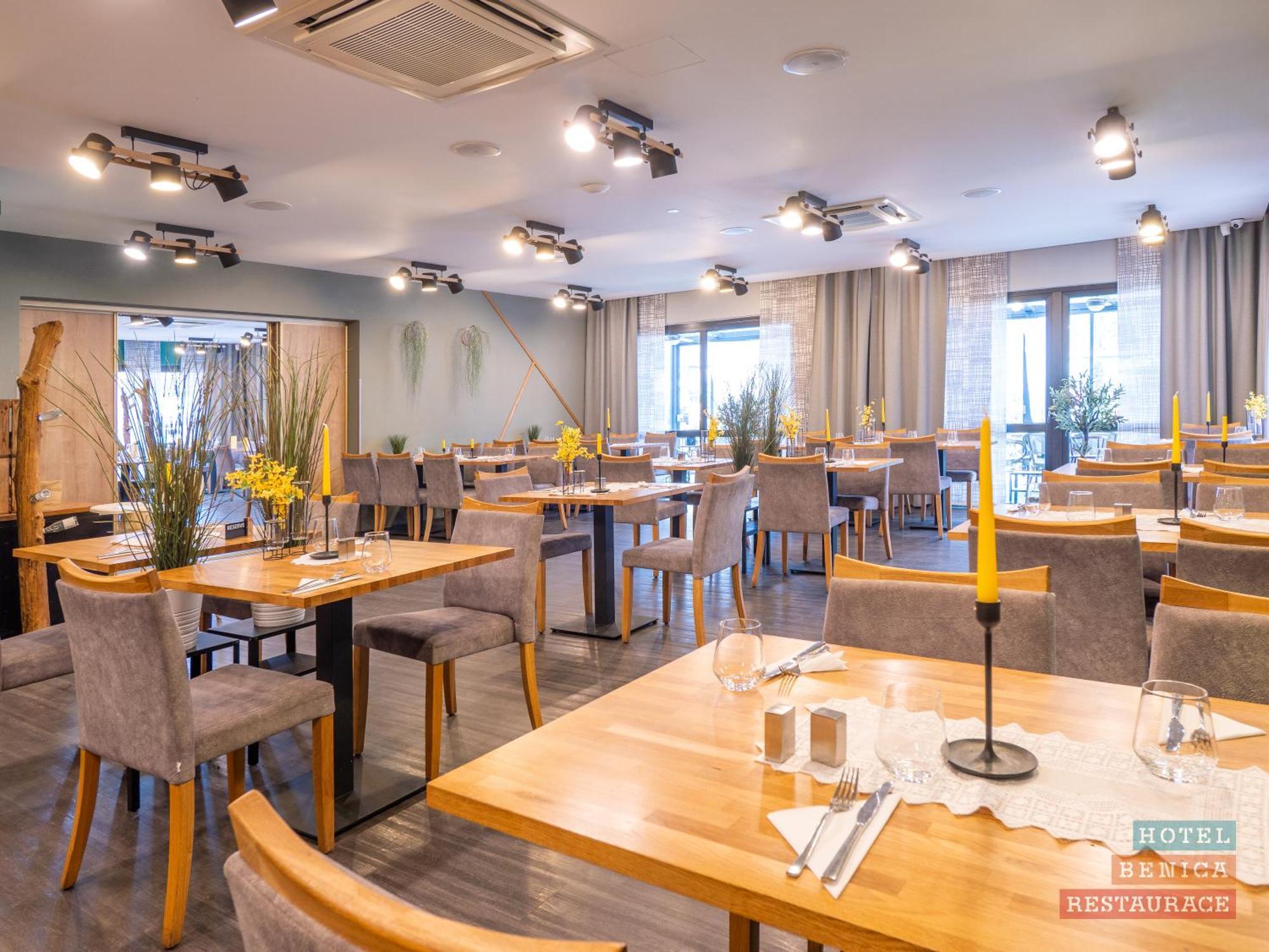 Hotel Benica เบเนชอฟ ภายนอก รูปภาพ
