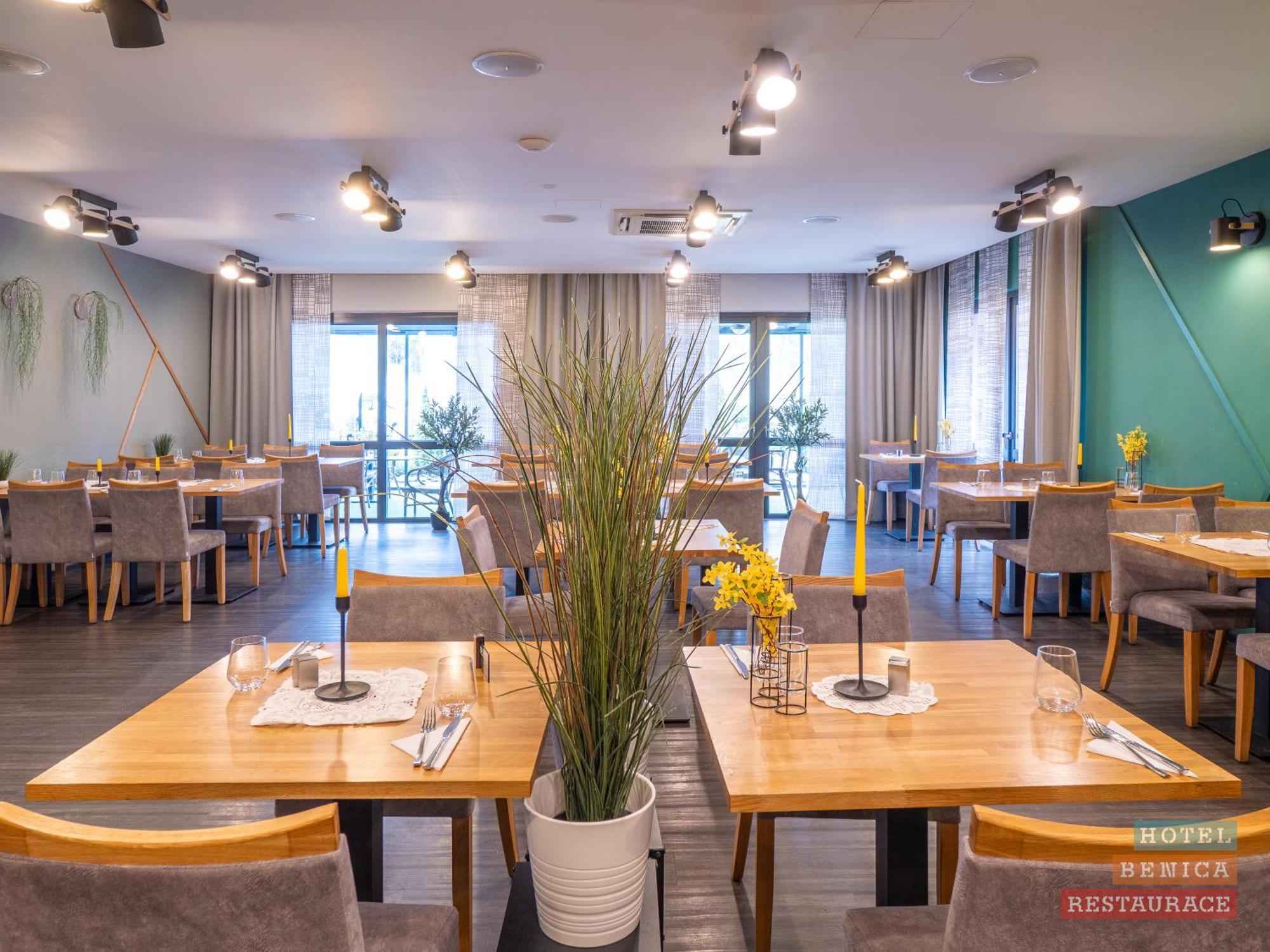 Hotel Benica เบเนชอฟ ภายนอก รูปภาพ