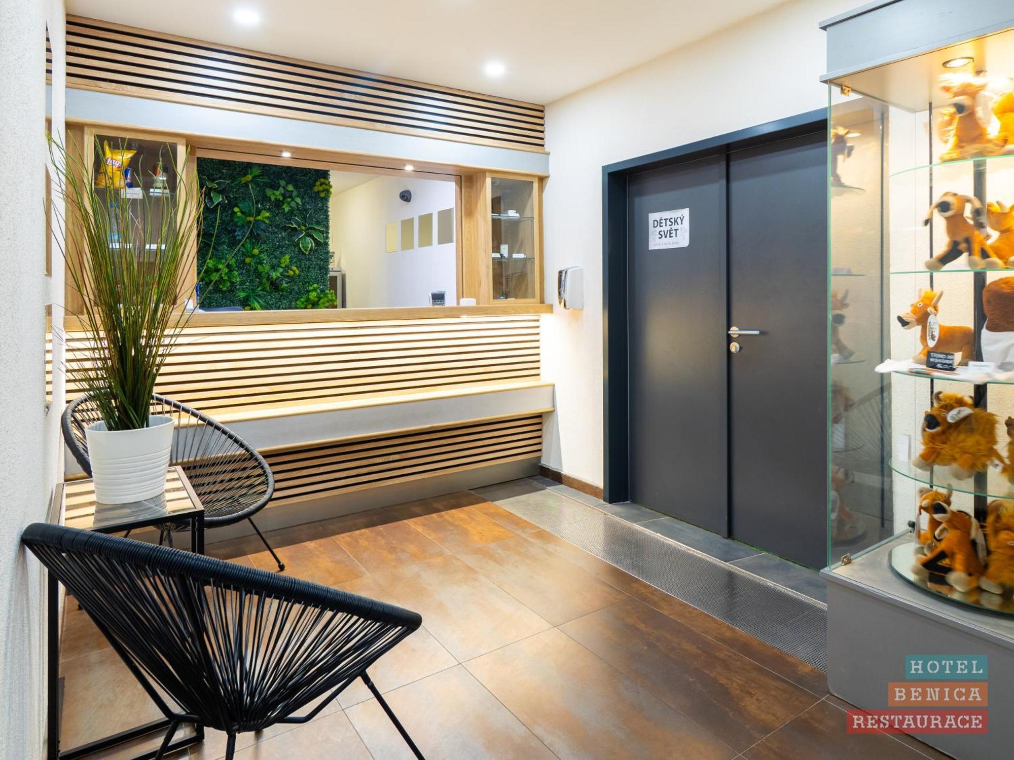 Hotel Benica เบเนชอฟ ภายนอก รูปภาพ